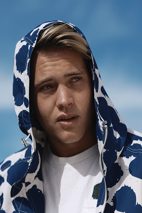 Kacen in Hoodie